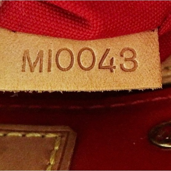 Louis VUITTON Reade PM Monogram Tote Vernis Collection Rouge💄 - Picture 3 of 13